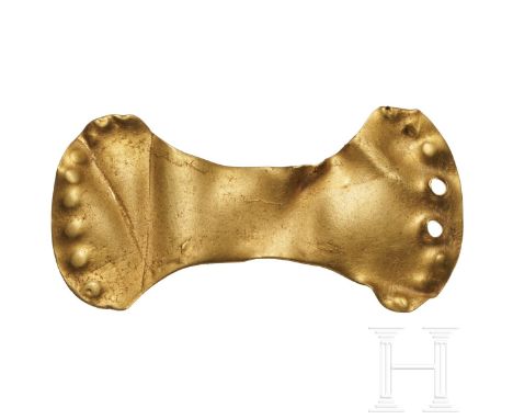 Goldvotiv einer Doppelaxt, mittlere Bronzezeit, 15. - 14. Jhdt. v. Chr.  Kräftiges, leicht gewelltes Goldblech, das zu den Se