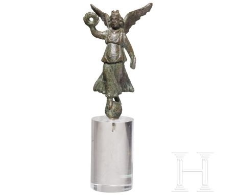 Bronzestatuette der Viktoria auf Globus, römisch, 2. - 3. Jhdt. n. Chr.  Die als junge Frau dargestellte geflügelte Göttin in