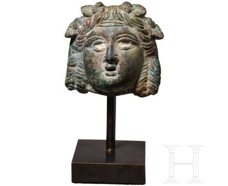 Bronzeapplik mit Kopf des Dionysos, römisch, 2. - 3. Jhdt. n. Chr.  Hohl gearbeitete Applik aus massiver Bronzewandung mit ei