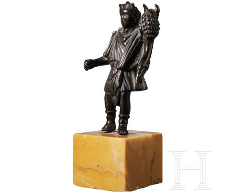 Bronzestatuette eines Laren, römisch, 1. - 2. Jhdt. n. Chr.  Die Hausgottheit in gegürtelter Tunika mit geschultertem Füllhor