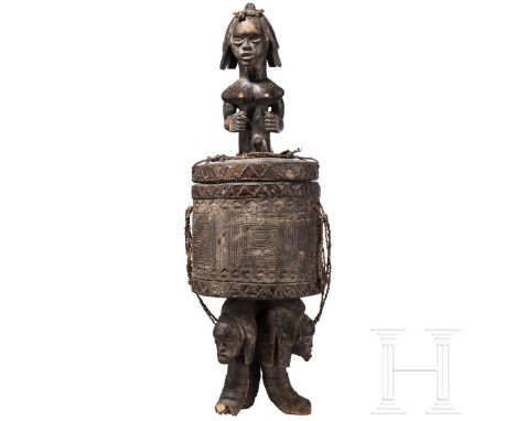 Byeri-Reliquiar, Fang, Gabun  Aus Holz geschnitzter und messingbeschlagener Tripod. Die mit Messingringen verzierten Beine in