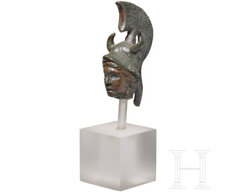 Bronzekopf der Athena mit böotischem Helm mit Hörnern, hellenistisch, 2. - 1. Jhdt. v. Chr.  Kopf einer Athenastatuette mit f