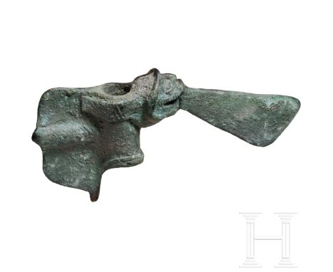 Bronzeaxt mit geripptem Nacken und Tierkopf am Klingenansatz, Luristan, spätes 3. Jtsd. v. Chr.  5,7 cm hohe Schaftröhre, der