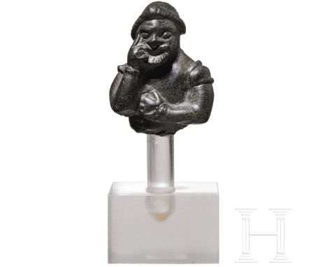 Oberkörper der Bronzestatuette eines Schauspielers mit Dienermaske, römisch, 2. Jhdt. n. Chr.  Fragment einer Bronzestatue vo