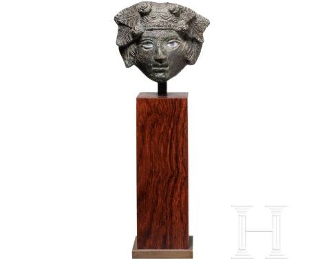 Bronzeapplik mit Dionysoskopf, römisch, 1. - 2. Jhdt. n. Chr.  Hohl gearbeitete Applik aus massiver Bronzewandung mit einem q