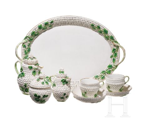 Bedeutendes Schneeballen-Teeservice, Meissen, um 1890  Porzellan, farbig bemalt, Ränder gold staffiert. Service bestehend aus