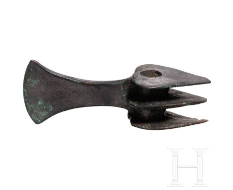 Bronzene Scheinaxt mit drei flachen Nackenrippen, Luristan, spätes 2. Jtsd. v. Chr.  Schaftröhre mit drei flachen, annähernd 