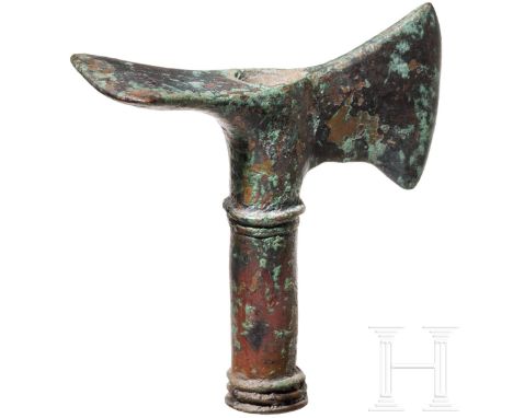 Kreuzschneidige Bronzeaxt mit hoher Schaftröhre, Luristan, 2. Jtsd. v. Chr.  Kreuzschneidige Axt mit horizontal angeordneter,