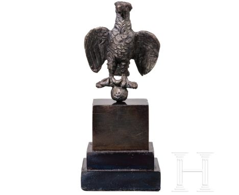 Adler auf Blitzbündel über Globus, römisch, 1. - 3. Jhdt. n. Chr.  Silberstatuette eines stehenden Adlers mit gespreizten Flü