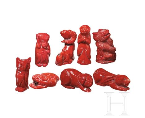 Acht Netsuke aus Koralle, Japan, um 1900  Geschnitzte Tierfiguren, u.a. Hase (kleiner Chip), Schwein, Affe, Eule. Höhe 20 - 6