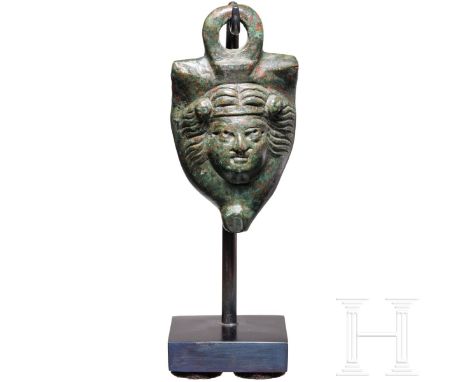 Bronzene Henkelattasche mit Kopf des Dionysos, römisch, 2. - 3. Jhdt. n. Chr.  Henkelattasche von einem Bronzeeimer. Oben rin