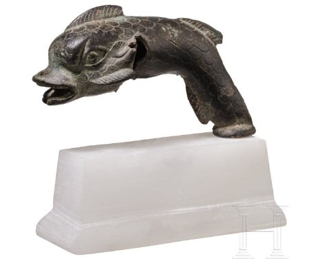 Springender Delfin aus Bronze, hellenistisch, 3. - 1. Jhdt. v. Chr.  Springender Delfin, der mit einer Kerbe am hinteren Ende