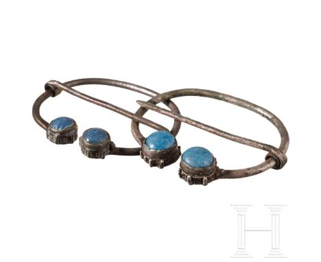 Ein Paar Ringfibeln aus Silber mit Einlagen aus blauem Glas, finno-ugrisch, 10. - 11. Jhdt.  Silberne Ringfibeln zum Schließe