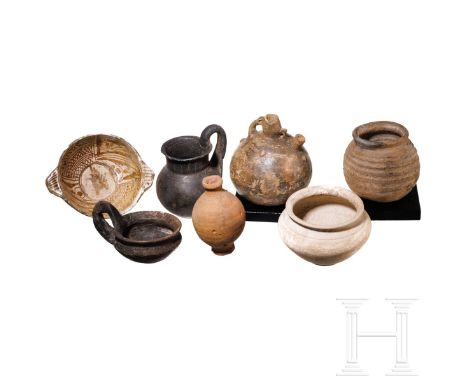 Sieben Keramikgefäße, Bronzezeit bis Mittelalter, 15. Jhdt. v. Chr. - 13. Jhdt. n. Chr.  Bronzezeitliche Tasse mit hochgezoge