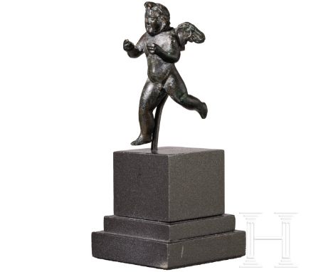 Bronzestatuette eines laufenden Eroten, römisch, 1. - 2. Jhdt. n. Chr.  Geflügelter Erot im Laufschritt, das rechte Bein vorn