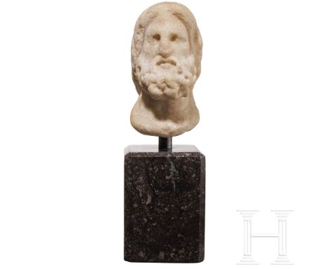 Marmorkopf des Zeus oder des Serapis, östlicher Mittelmeerraum, 1. Jhdt. n. Chr.  Vollplastisch gearbeiteter Kopf, der zum Ei