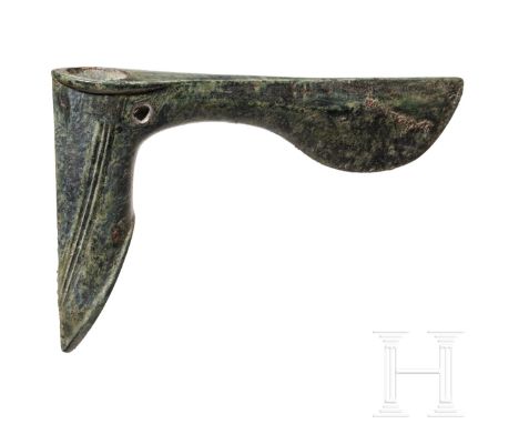 Bronzeaxt mit pelikanschnabelförmiger Klinge und Silbereinlagen, Luristan, Mitte 3. Jtsd. v. Chr.  Axt mit geradlinigem, hori