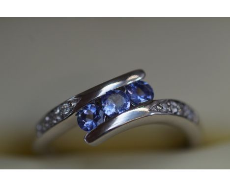 18ct White gold ring set with tanzanite &amp; diamond, diamond weight 0.10 carat with coa Size R 