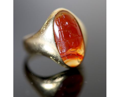 A Victorian 18ct gold and oval intaglio 'two way' agate ring, carved with black and caucasian gentlemen, hallmarked for Birmi