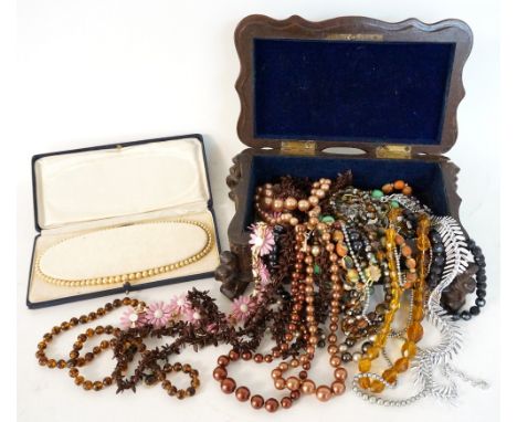 SELECTION OF VARIOUS BEAD NECKLACES
and simulated pearl necklaces, 1 box