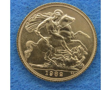 1982 sovereign of Elizabeth II, our grade EF. P&amp;P Group 1 (£14+VAT for the first lot and £1+VAT for subsequent lots) 