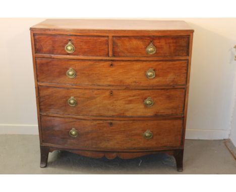 19TH CENTURY MAHOGANY BOW FRONTED CHEST OF TWO SHORT AND THREE LONG GRADUATED AND COCK BEADED DRAWERS under a reed moulded to
