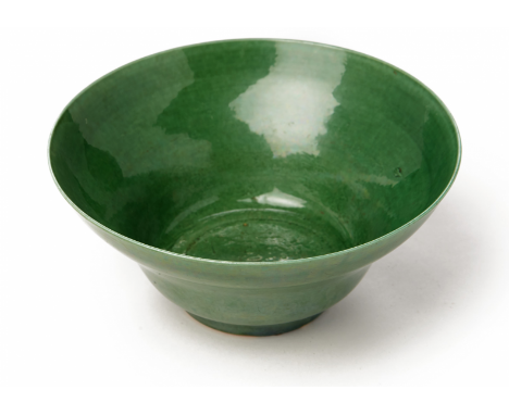 A MONOCHROME GREEN GLAZED PORCELAIN BOWL Kangxi style Of ogee shape with wide rim 18.5cm diameter With box (1.5kg - 23x23x11c