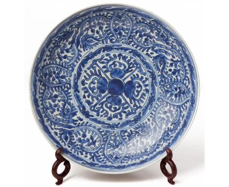 A BLUE AND WHITE PORCELAIN BATAVIAN STYLE CHARGER Kangxi Period, according to the inventory Decorated with scrolling and styl