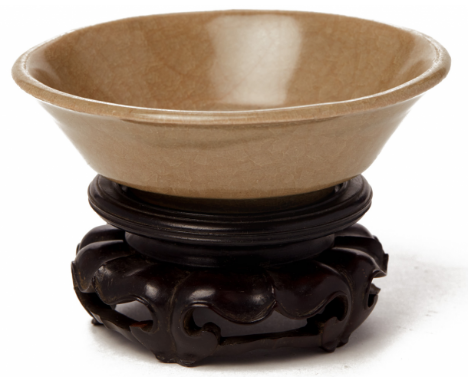 A SMALL BROWN LONGQUAN DISH Song Dynasty, according to the inventory With a fine crackle glaze, on wood stand 12cm diameter /