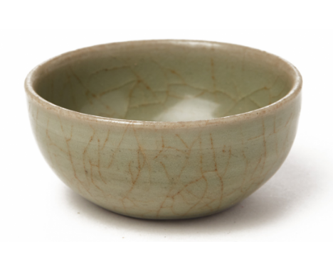 A SMALL CELADON GLAZED BOWL Song Dynasty, according to the inventory With crackle glaze 7.5cm diameter With box (380gr - 12x1