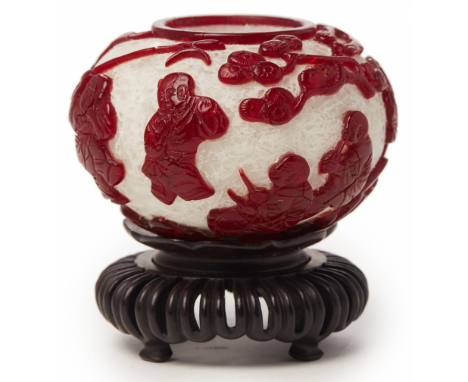 A PEKING RED OVERLAY WHITE GLASS WATER POT 7.5cm high including wood stand / 170g &gt;&gt; Small chip to the base, where the 