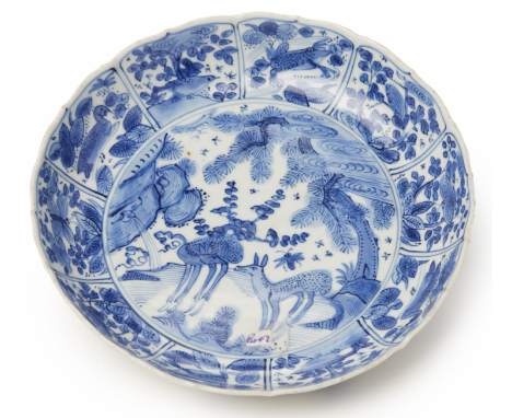 A 'KRAAK' BLUE AND WHITE PORCELAIN DISH Ming Dynasty, Wanli period, according to the inventory The central reserve painted wi