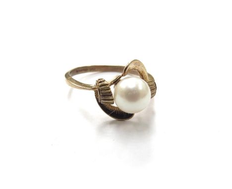 A 9ct gold ring set with a single pearl. Size N, 2.6g 