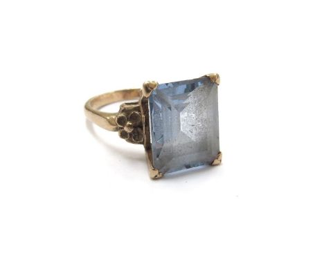 A 9ct gold ring with a rectangular blue stone. Size M, 4g 