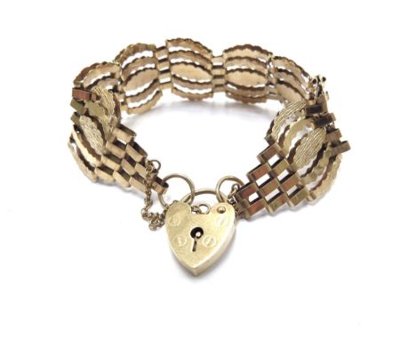 A 9ct gold gate bracelet with curved links, 18cm long, 12.3g 