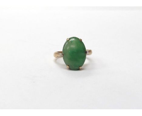 A gold ring with oval jade cabochon. Size G, 3.2g 