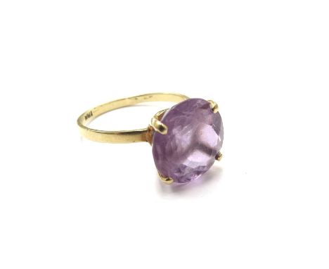 An amethyst solitaire ring, stamped 18k. Size O, 2.4g 