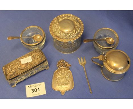 Bag of assorted silver items to include: pair of glass and silver collared salts with spoons; silver and glass dressing table