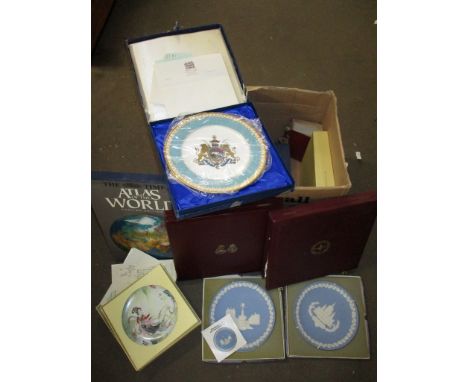 BOX CONTAINING VARIOUS CHINA TO INCLUDE BOXED BLUE AND WHITE WEDGWOOD PLATES, BOXED SPODE COLLECTORS PLATES ETC