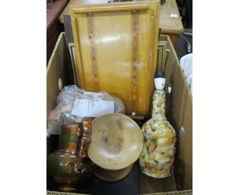 BOX CONTAINING VARIOUS SUNDRIES TO INCLUDE WOODEN ITEMS, SHELL LAMP ETC