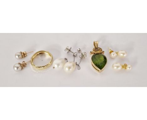 14K gold, green and yellow stone pendant, a 9ct gold engraved ring size Q1/4,&nbsp;and three pairs of pearl earrings&nbsp;