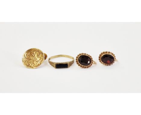 9ct gold and onyx ring with bark-pattern shoulders size M, a 9ct gold disc earring, engraved, and a pair of 9ct gold and garn