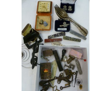 Assorted collectables to include a silver thimble, pewter cufflinks and tie pin modelled as trains, 800 sterling teaspoon, br