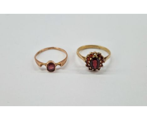 9ct gold and single stone garnet ring, 1g approx., and a silver-gilt garnet cluster ring both size M&nbsp;(2)&nbsp;