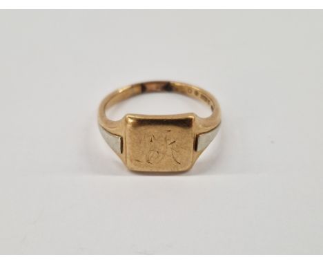 9ct gold signet ring, initial engraved 'T', 6.7g approx. Size T