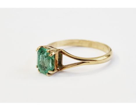 Please note changed description&nbsp; - this is a gold&nbsp; coloured metal and green stone ring NOT&nbsp; a 9ct gold, opal a