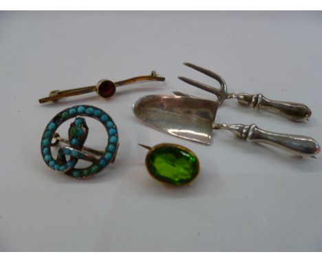 Gold-coloured bar brooch&nbsp;set single faceted red stone, a green stone small brooch, a silver and turquoise serpent brooch