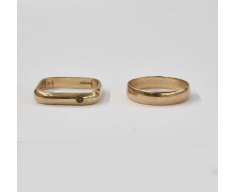 9ct gold square ring (size N) and a 9ct gold wedding band (size O3/4), 5.1 g approx