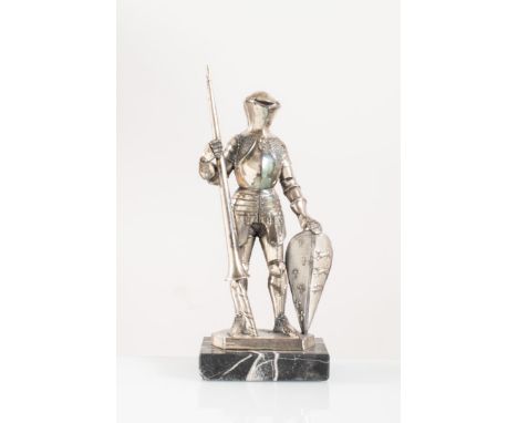 Scultura raffigurante "Cavaliere" in lamina d’argento, Italia, XX secolo.Montato su base in marmo nero, reca al retro punzoni