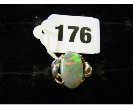 Interesting Ladies 18ct Gold Opal claw set ring flanked by white gold leaf design leaves 7.5g total weight 